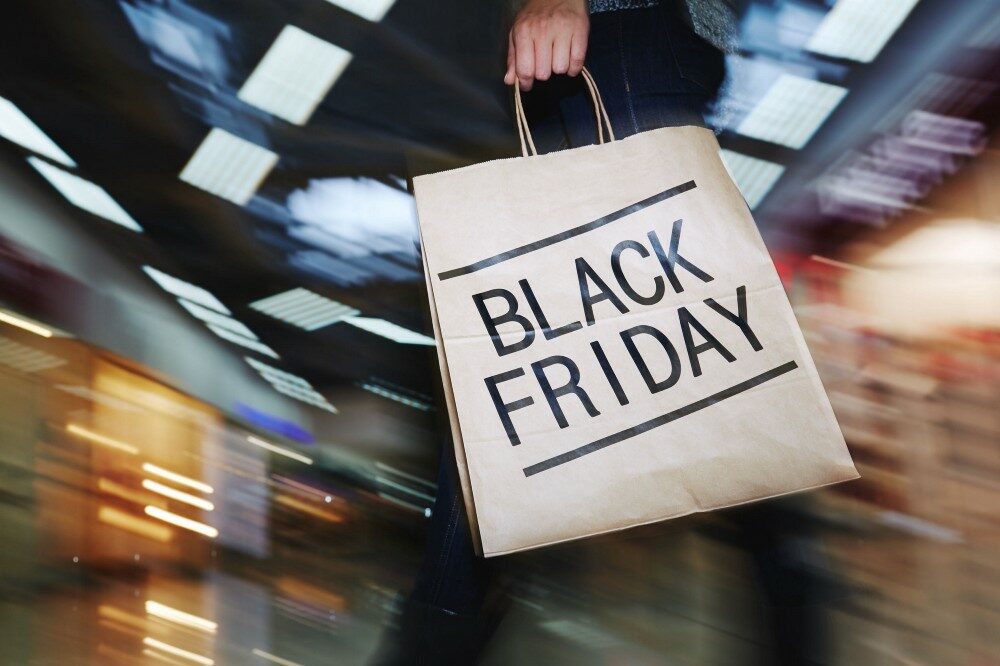 [INFOGRAPHIC] Thanksgiving vs Black Friday vs Cyber Monday: The Electronics Price War Heats Up